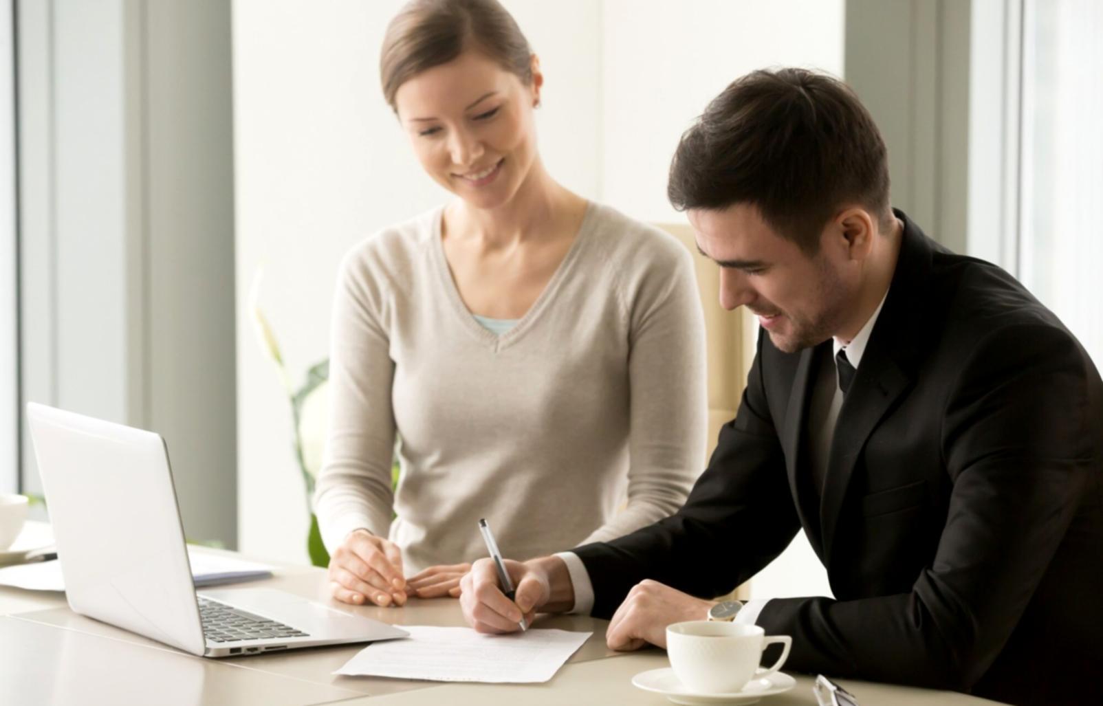 Estudiantes trabajando con datos financieros en pantallas
